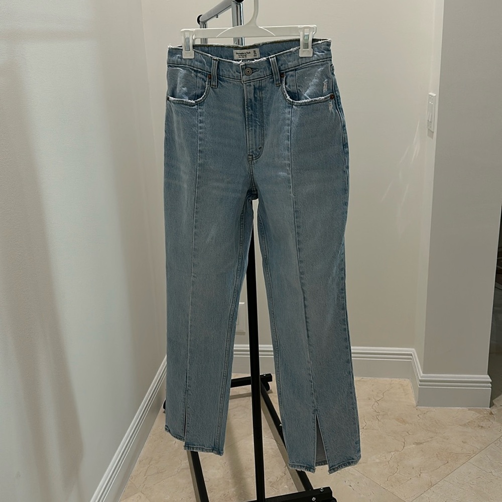 Abercrombie & Fitch Curve Love 90’s Straight Ultra Highrise light wash Jean